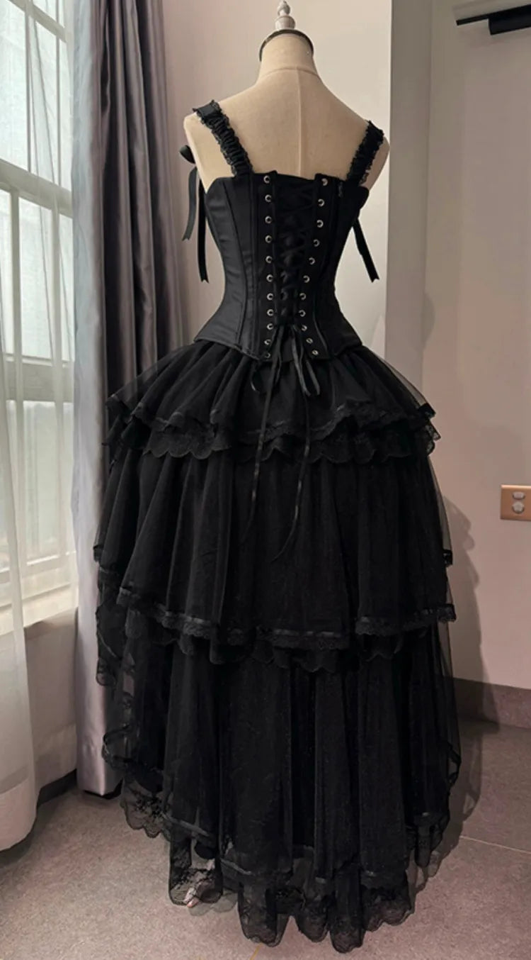 Schwarzes Korsett-Oberteil mit Schnürdetails und Stäbchen + Lolita-Rock mit mehreren Lagen und hohem Bund