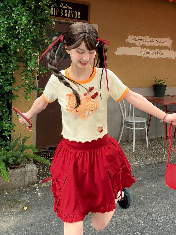 Gelbes T-Shirt mit Cartoon-Tierprint, Herzausschnitt und Apfelbrosche