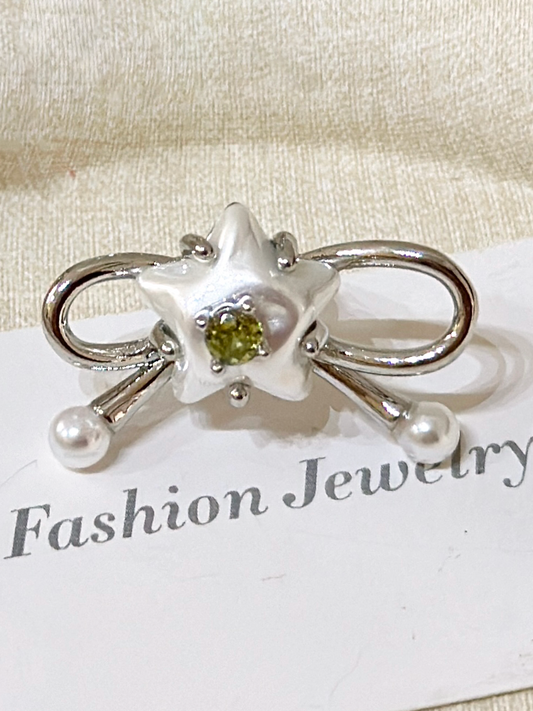 クリーミーホワイトのリボンと星の耳クリップ