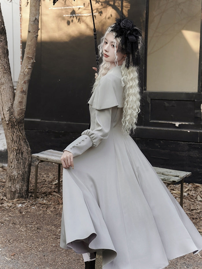 Robe grise élégante à manches longues et cape style gothique lolita