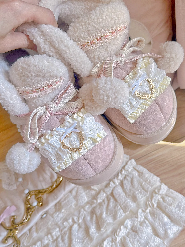Beige-pinke Pompons-Ugg-Stiefel mit Plüsch-Plateau und Perlenkette