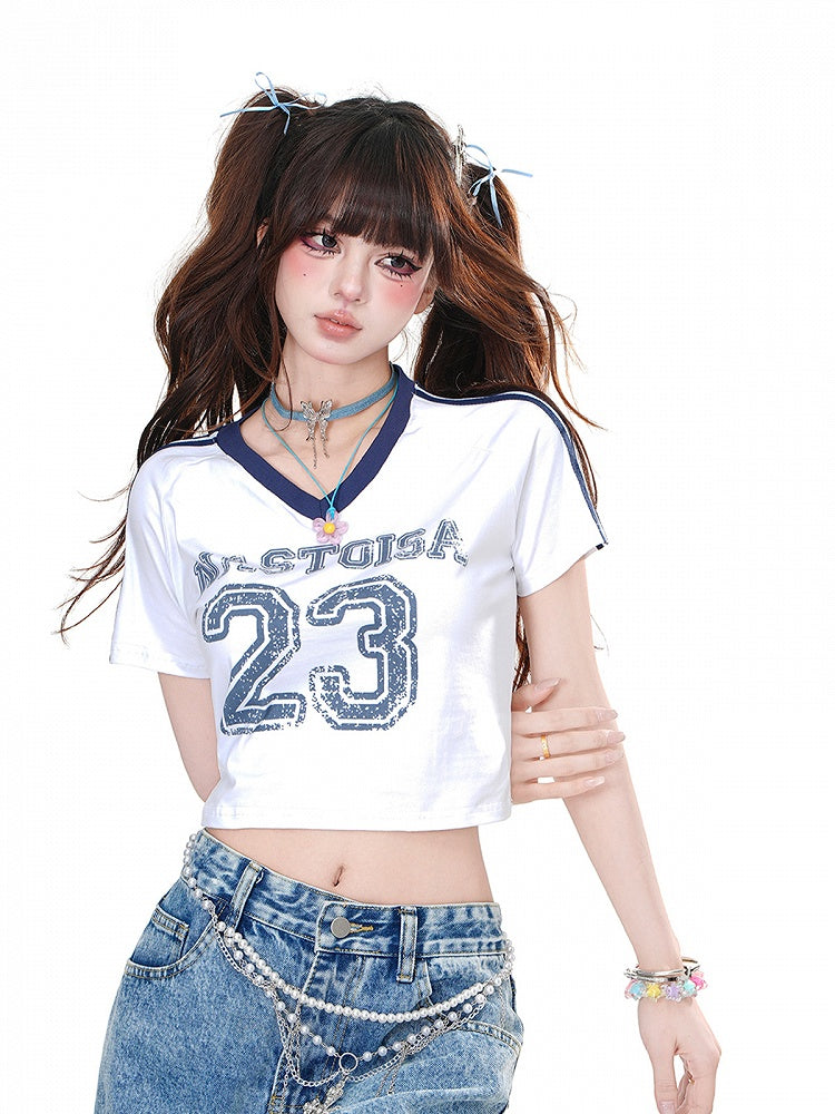 Glamorous Cropped-T-Shirt mit V-Ausschnitt und Zahlen-Print in Weiß/Schwarz