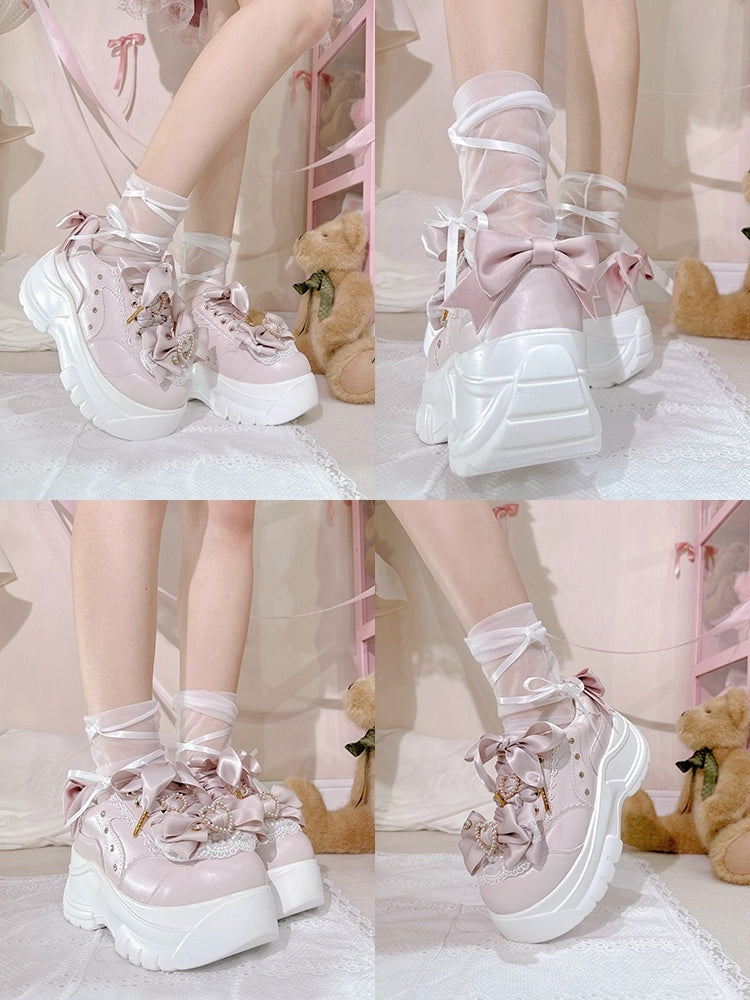 Schnürschuhe im Jirai Design Kei – Plateauschuhe mit Schleife und Herzdetails und Strassperlen im Pink-Stil