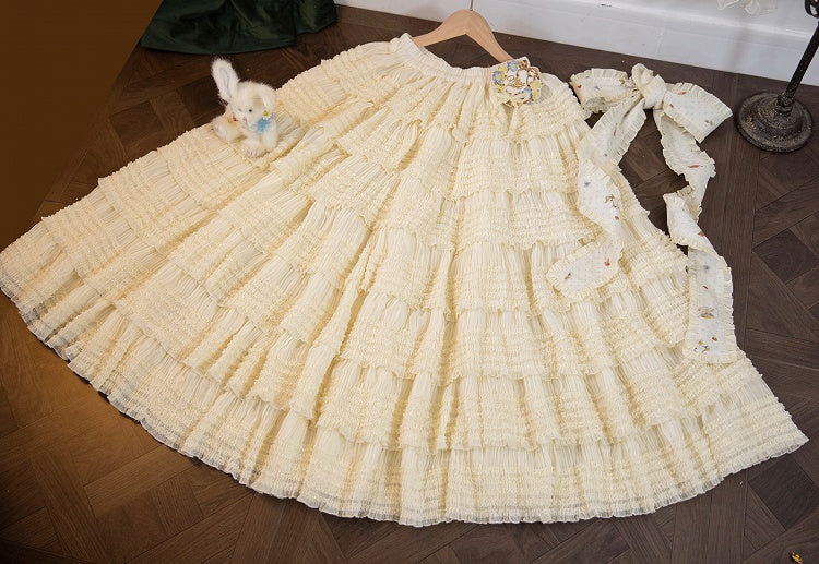 ベージュのフリル付きティアードスカートにティーディテール