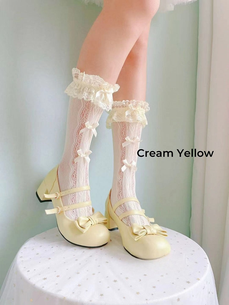 Weiß/Cremegelbe Wadensocken mit Rüschen, Spitzenbündchen und Schleifen