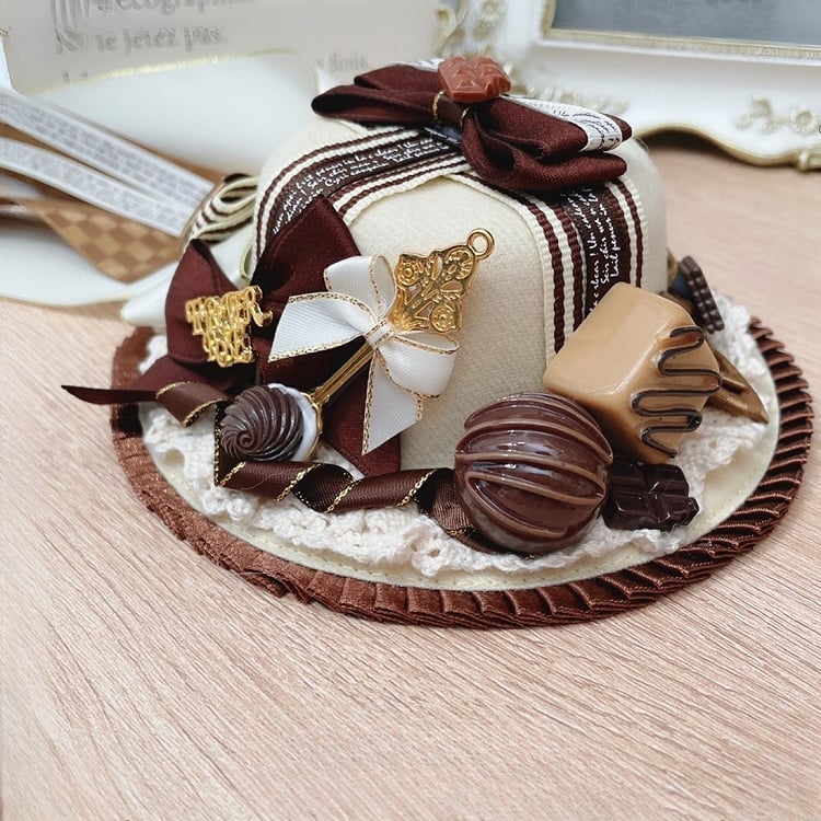 Minihut mit Rüschen und Schleife in Schokoladenrot/Braun/Beige
