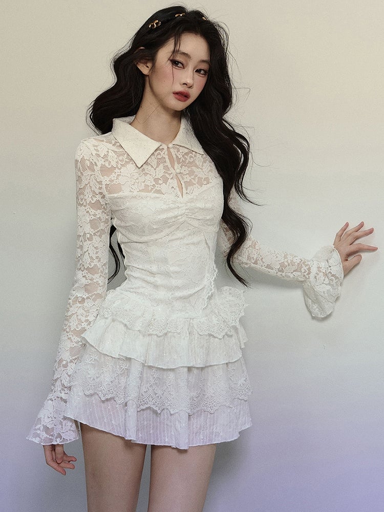 Weißes Minikleid aus Spitze mit Cut-Outs und Glockenärmeln und Stufenrock