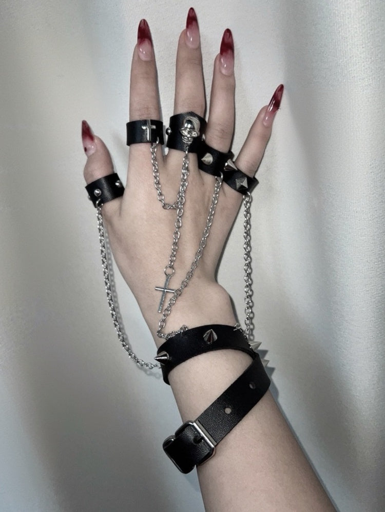 Schwarzes Punk-Armband mit Nieten und Ringen