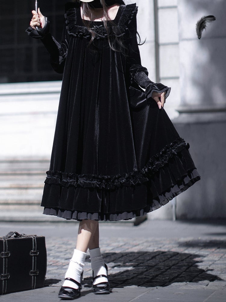 Quadratisches Kleid Samt Schwarz Eleganter Ausschnitt