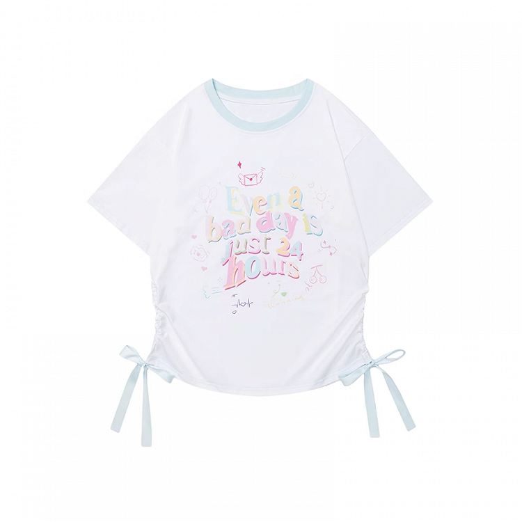 Lockeres T-Shirt mit Saumdetails, weißer Rundhalsausschnitt, Buchstabendruck und Schleife