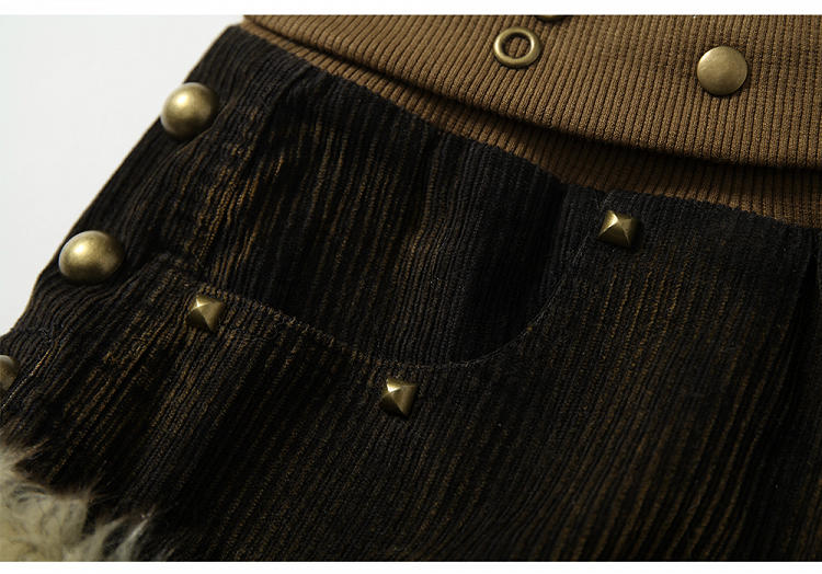 Cordshorts in Schwarz und Gelb mit Plüschbesatz