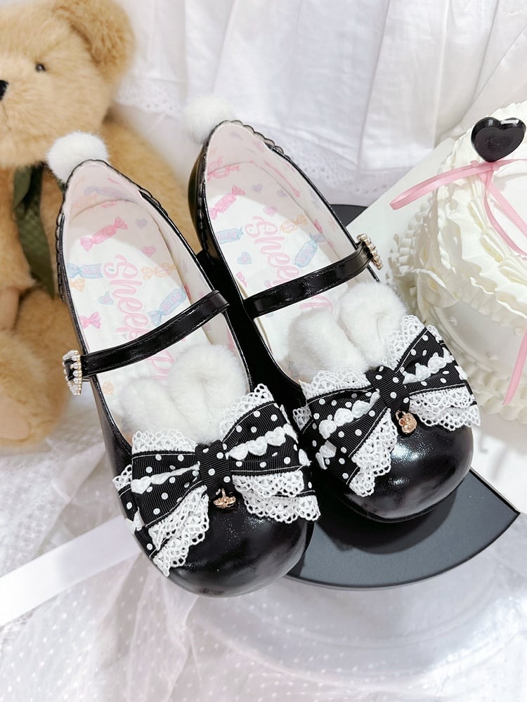 Süße Schleife am schwarzen Mary Jane Top mit Lolita-Schuhen