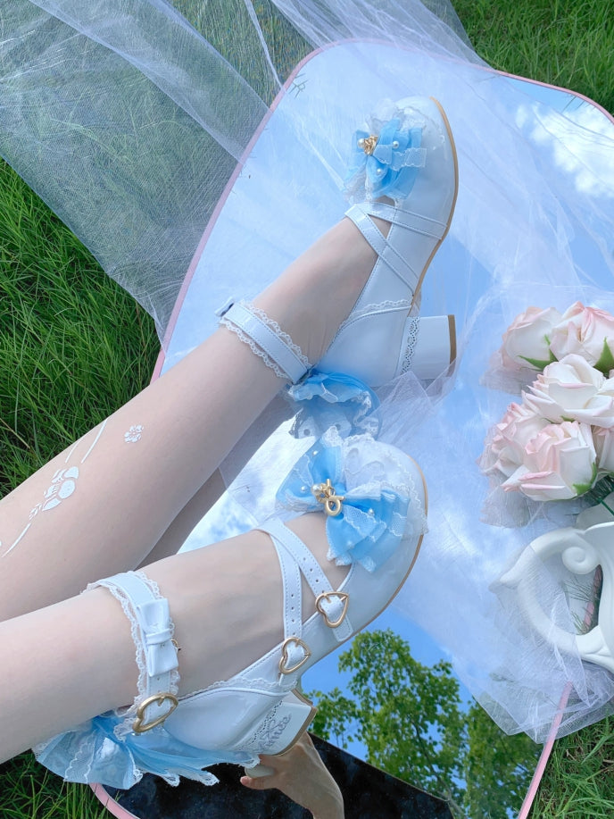 Lolita Schuhe mit verzierter heller Spitze, blauer Besatz, Schleife, süß am oberen Design, Perlen, kreuz und quer