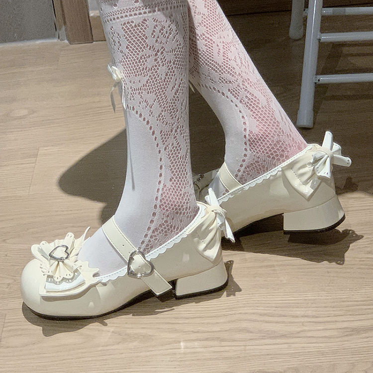 Süße Lolita-Mary-Janes in Milchweiß mit Schleife und Herzschnalle