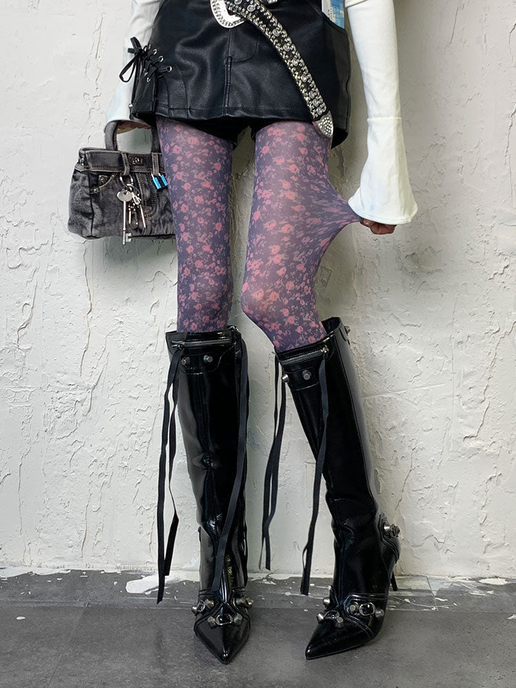 Lila Strumpfhose mit Blumenmuster im Y2K-Stil