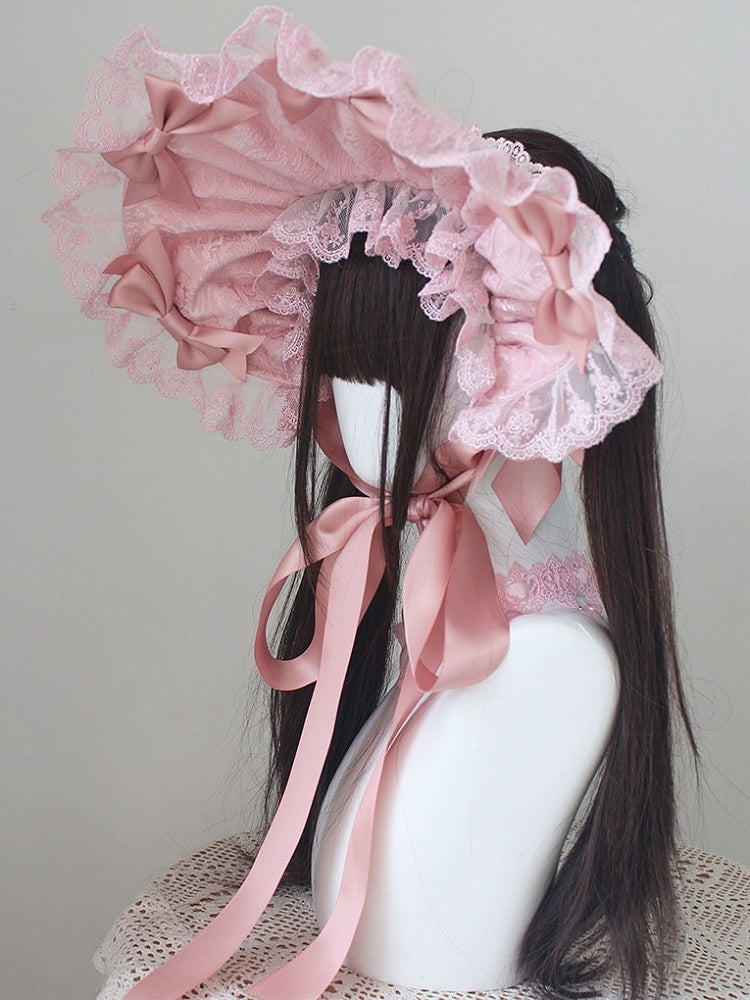 Bonnet rose avec détails en dentelle et nœud papillon