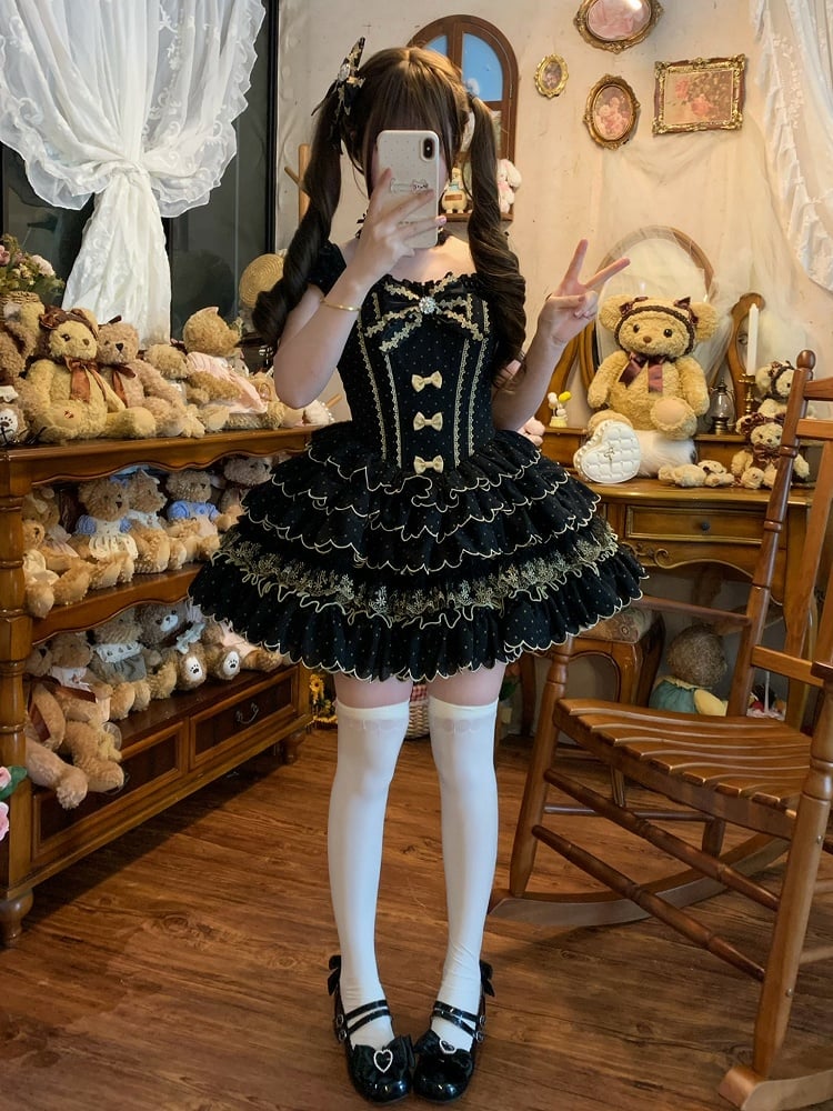 Gestufte schwarze Lolita-Taille mit Jakobsmuschelmuster und Tupfenmuster mit Kleiderbesatz und Prinzessinnensaum