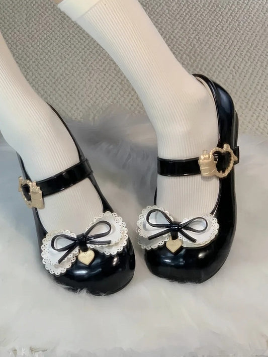 Süße schwarze Lolita-Kuchenschuhe mit Herzschleife und niedrigem Absatz und mehrschichtigem Akzent
