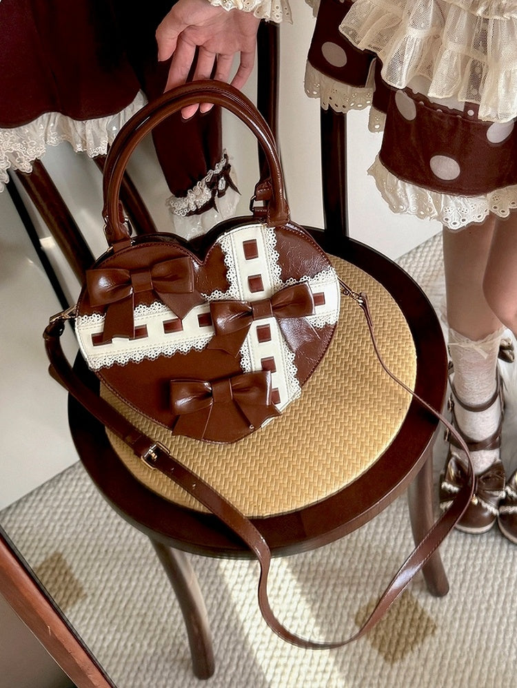 PU-Tasche mit süßen Details, Herz-Schleife, braunes Leder an den Riemen, gewellter Saum