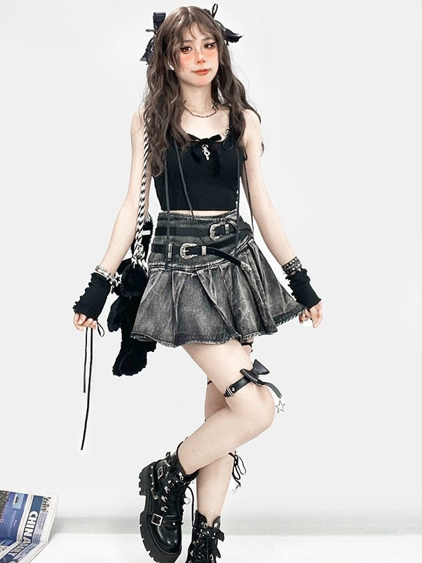 ウエストベルトがカワイイ、ダブルブラックのほろ苦いプリーツスカート