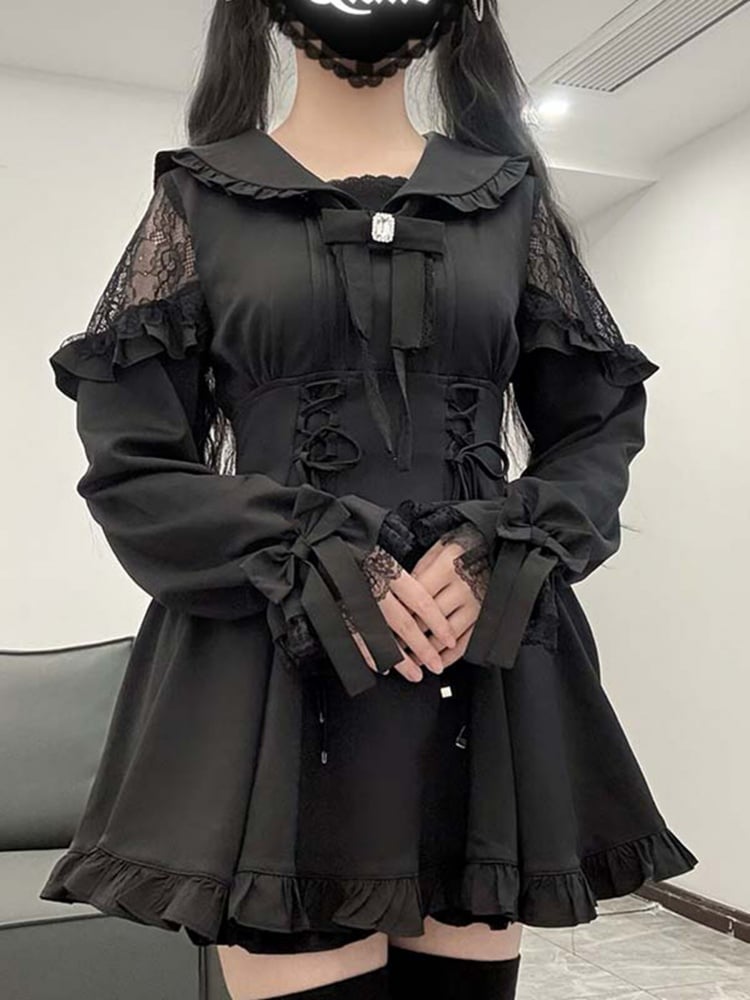 セーラーカラーのレースアップディテールドレス、フリルトリム、ショートパンツ、蝶ネクタイ