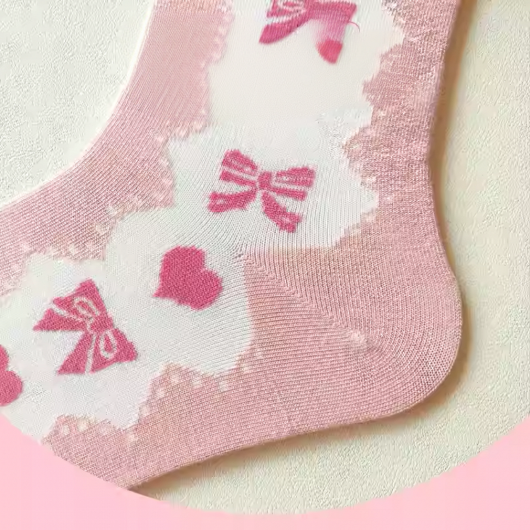 Rosa Söckchen mit Rüschenbündchen und Schleife und Herzmuster