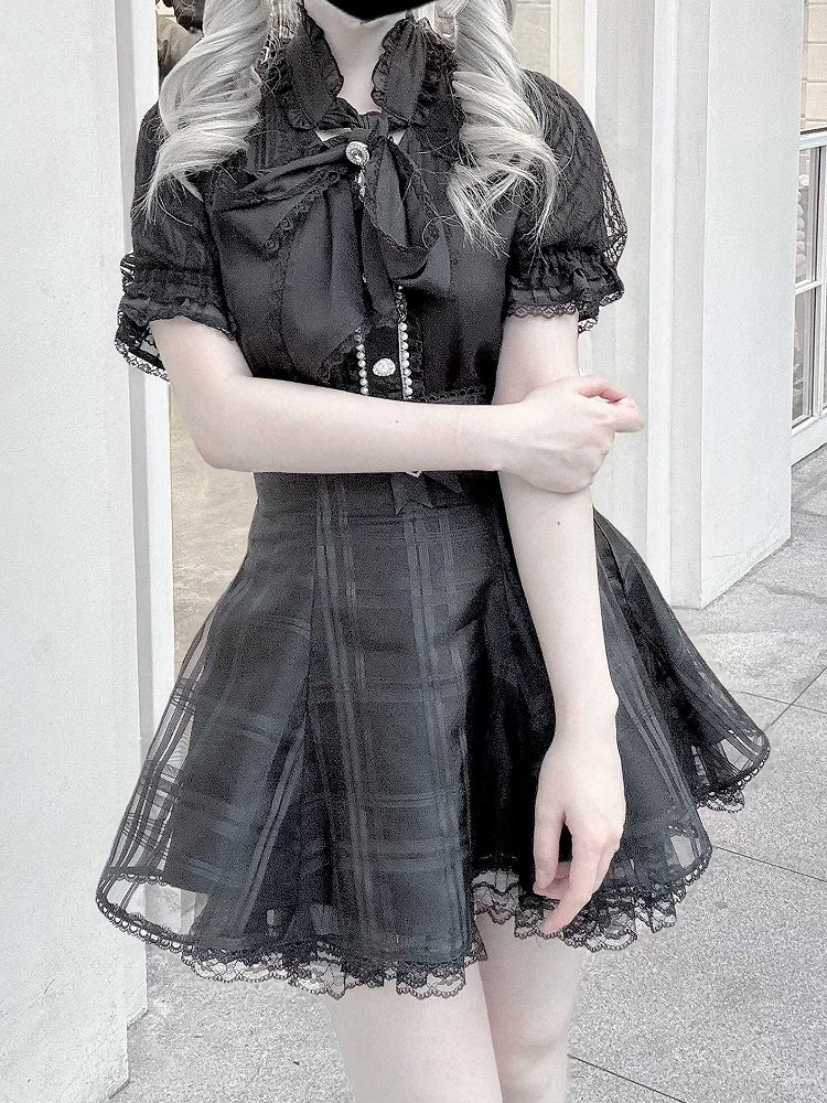 Chiffonbluse mit schwarzem Kei Jirai-Bogen und selbstbindender Spitze im Stoffstil