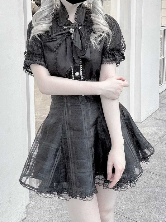 Chiffonbluse mit schwarzem Kei Jirai-Bogen und selbstbindender Spitze im Stoffstil