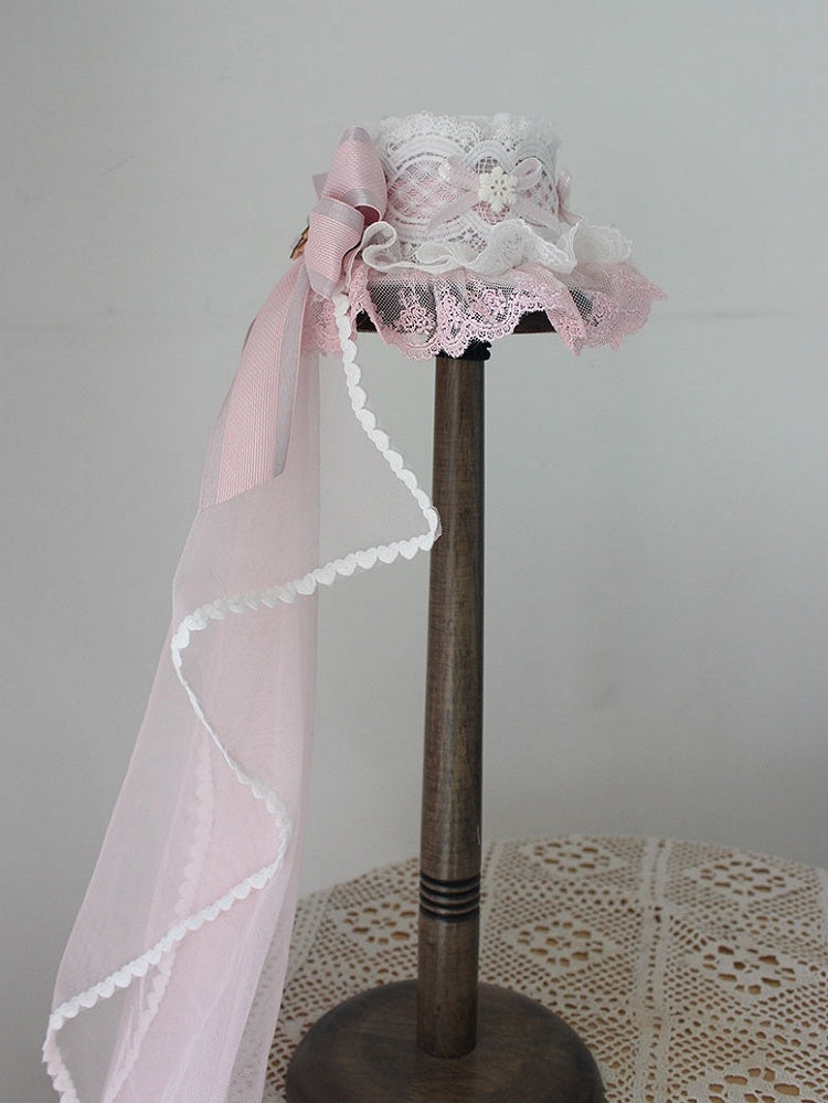 Rosa Weihnachts-Zylinderhut mit Schneeflocken-Details und Spitzenbesatz und Schleier