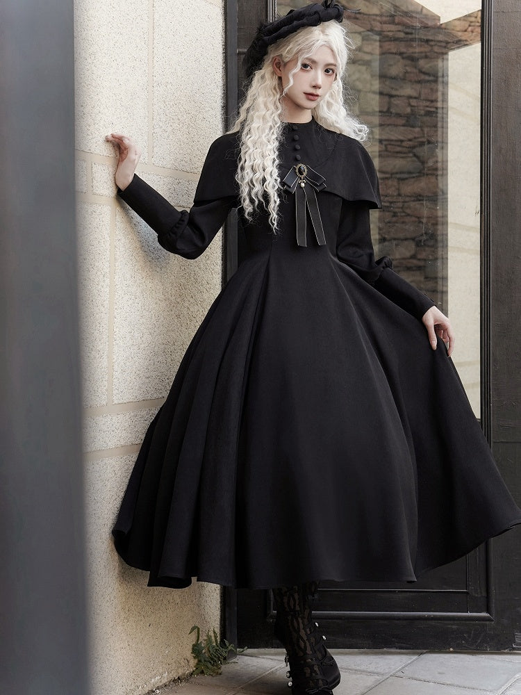 Robe noire élégante à manches longues et cape style gothique lolita