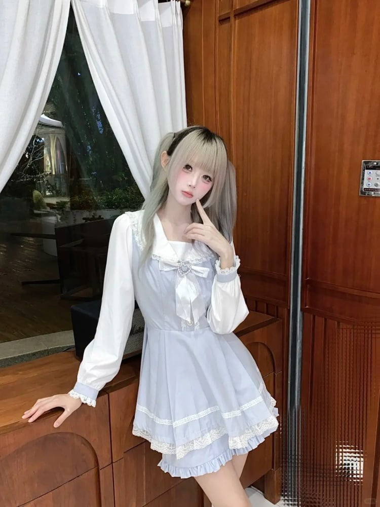 うさぎの耳のデザイン、セーラーカラーのドレス、フリルトリム、ショートパンツ、蝶ネクタイ