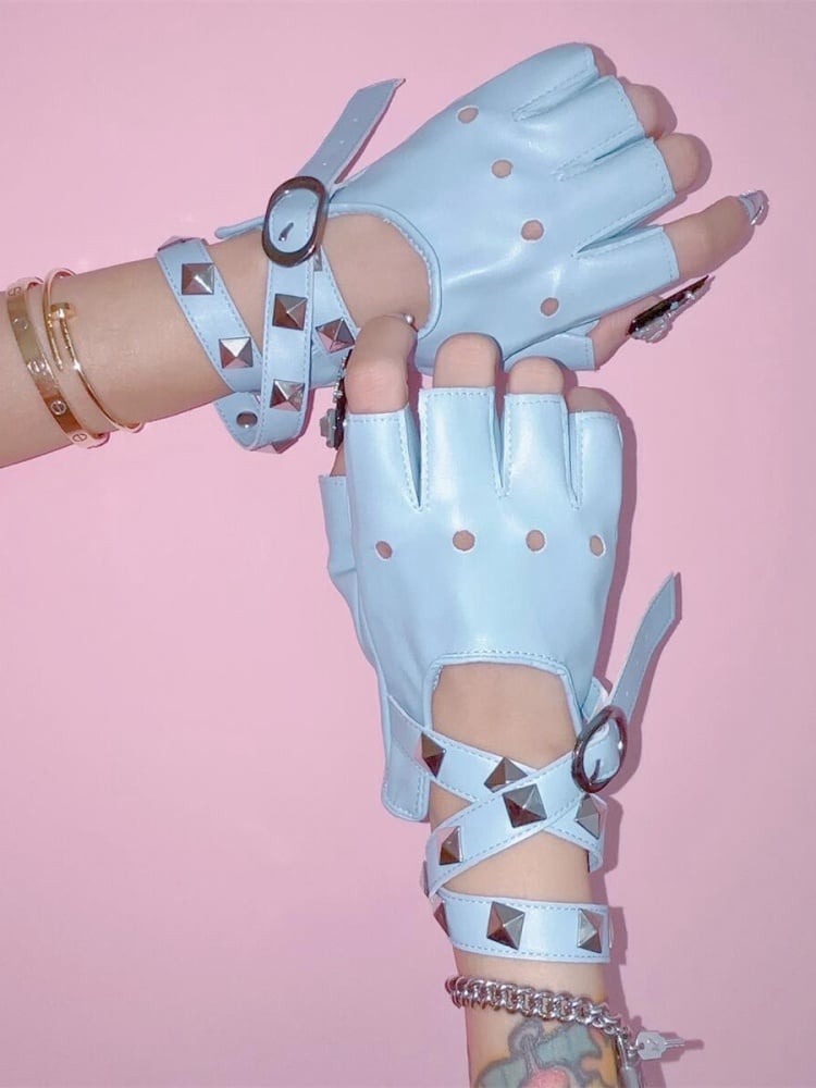 PU-Halbfingerhandschuhe mit Punk-Nieten und überkreuzten Riemen