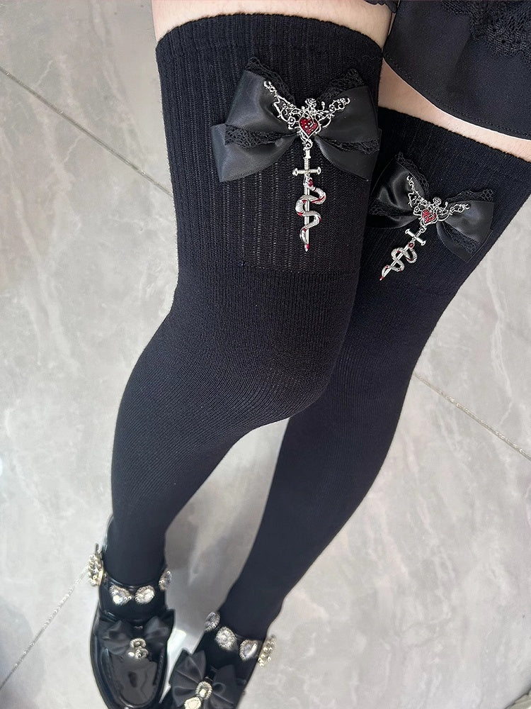 Jirai Kei Overknee-Strümpfe in Schwarz und Rot mit Metall-Schlangenverzierung und Schleife