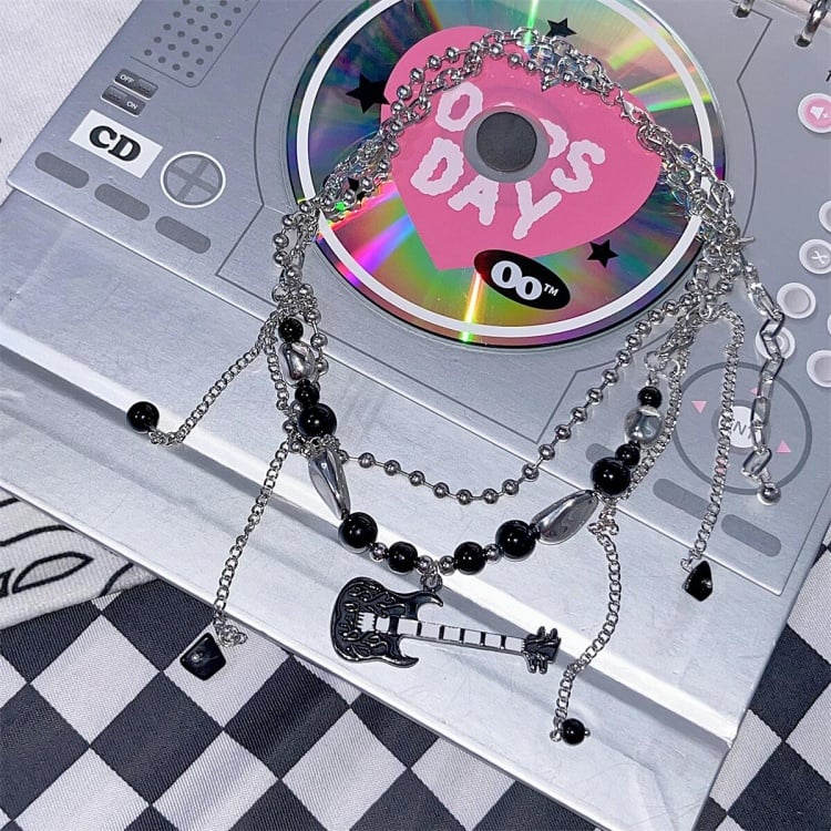 Collier double rang de perles noires style guitare punk des années 2000