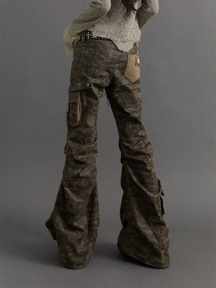 Dusty Grey Camo – Niedrig taillierte Cargohose im Distressed-Look mit ausgestelltem Bein
