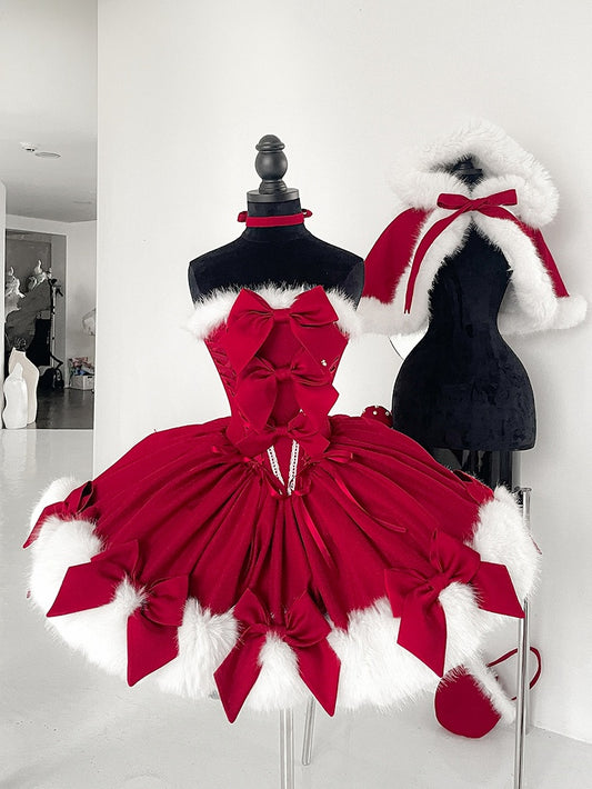 赤いクリスマスリボンで飾られた豪華なネックラインと裾のボーンドレス+ケープフルセット