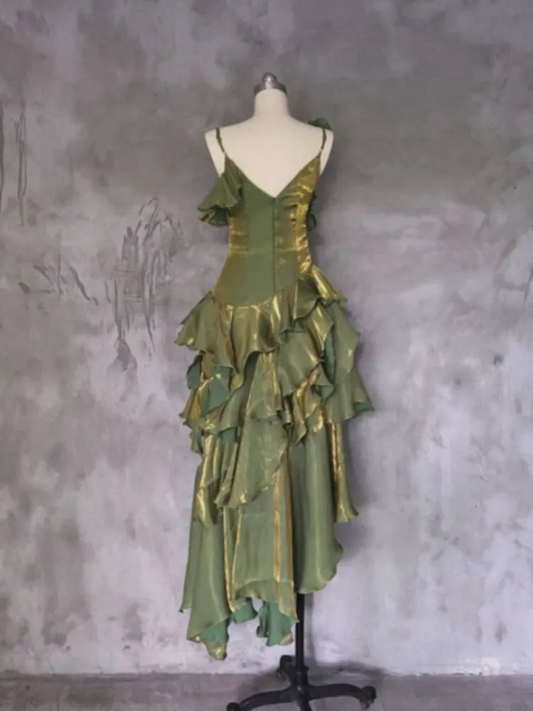 Robe de soirée verte asymétrique à volants superposés et bretelles spaghetti