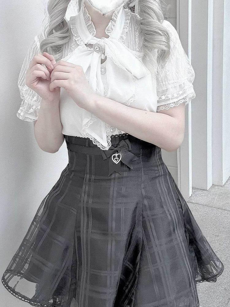 Chiffon und Details, weißer Ausschnitt, Spitzenbluse im Perlen-Jirai-Stil mit Schleife, Kei zum Selbstbinden