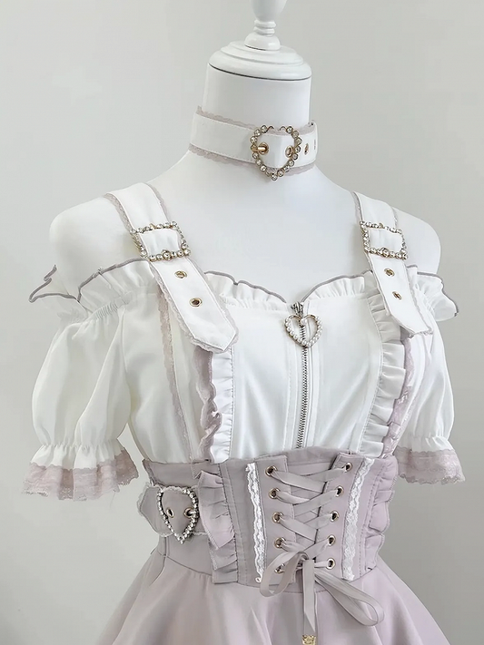 Weißes, rosafarbenes, kurzes Jirai Kei-Oberteil mit schulterfreiem Ausschnitt und Landmine und Ärmeln im Choker-Stil