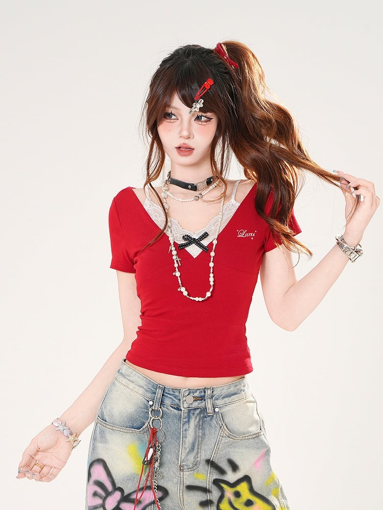 Eng anliegendes T-Shirt mit Spitze in Schwarz/Rot