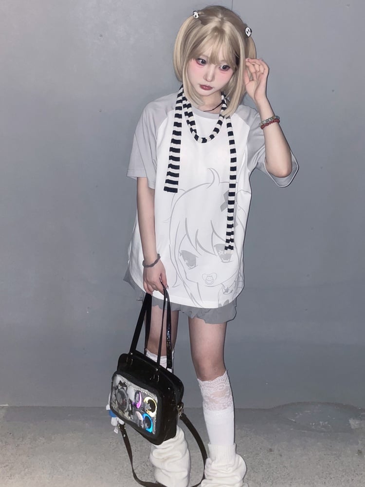 ライトグレーの闇かわいいTシャツ