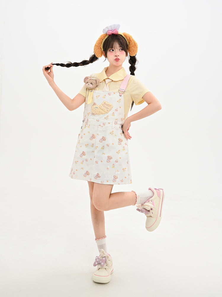 クマの刺繍アップリケ付きホワイトぬいぐるみクッキーとプリント総柄オーバーオールスカート