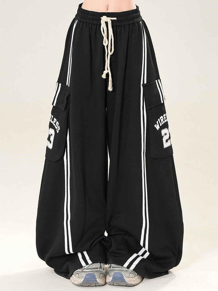 Verzierte Nummer Schwarze Hose mit weitem Bein Taschen Buchstaben Cargo Cut Print und Bittersüß