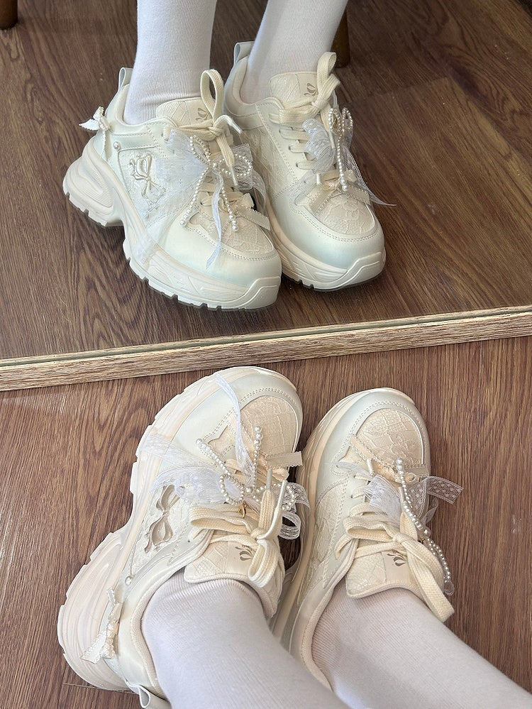 Schnürung vorne mit Schleife und weißen, mit Perlen verzierten Sneakers