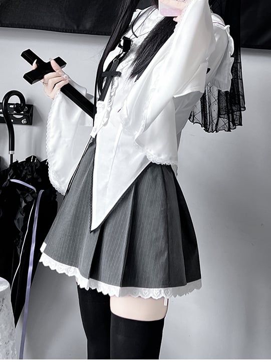 Ensemble Jirai Kei composé d'une chemise blanche à col marin gothique, d'une jupe rayée en dentelle grise et d'un nœud noir