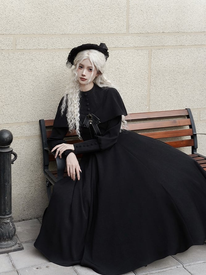 Robe noire élégante à manches longues et cape style gothique lolita