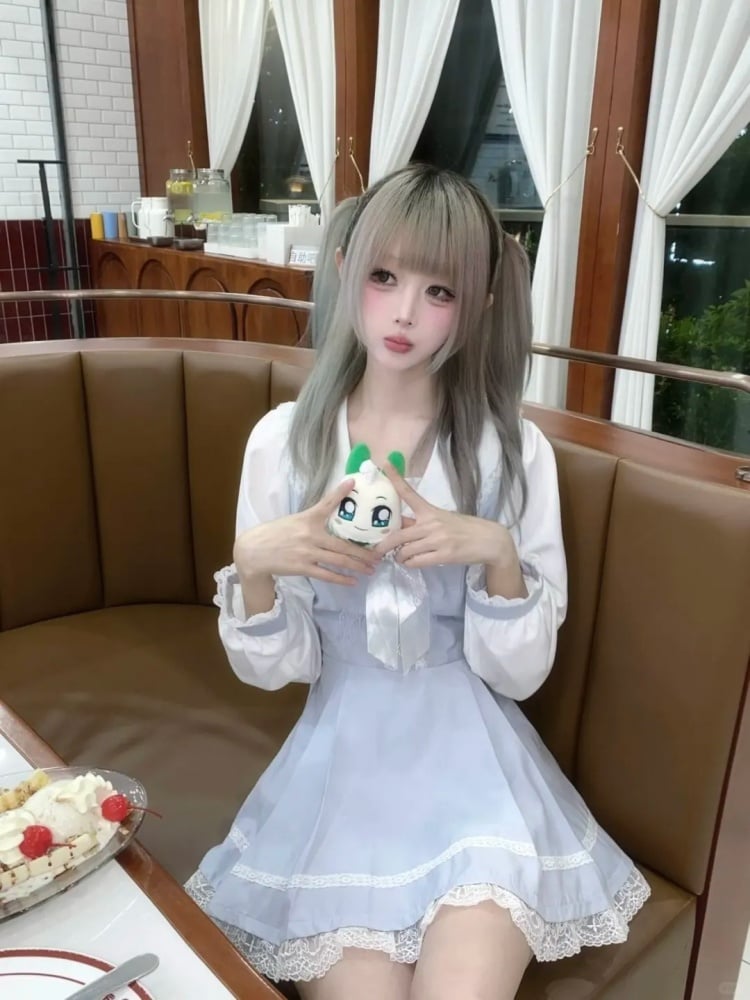 うさぎの耳のデザイン、セーラーカラーのドレス、フリルトリム、ショートパンツ、蝶ネクタイ