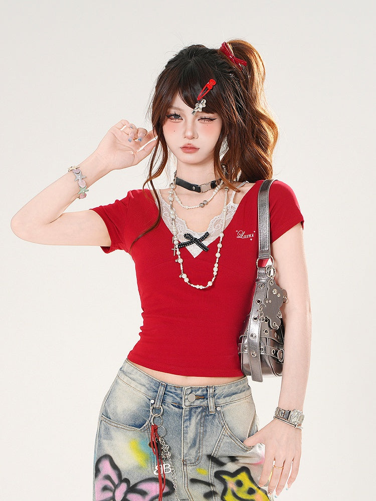 Eng anliegendes T-Shirt mit Spitze in Schwarz/Rot