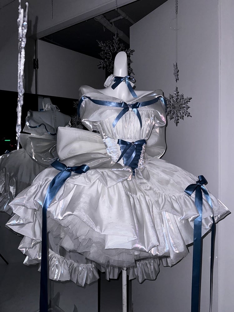Weißes Prinzessinnen-Kleid mit baskischer Taille und blauen Schleifen
