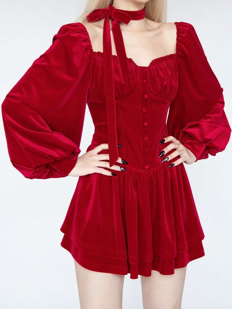 Glamouröses Minikleid aus rotem Samt mit Ballonärmeln und Stufenrock und selbstbindendem Schal